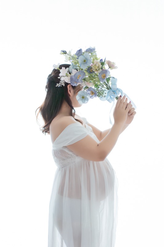 白いドレスで花束を持つマタニティフォト